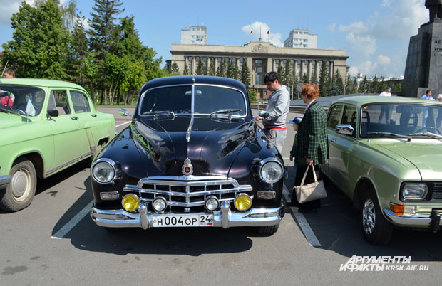Auto article ru. Автопробег раритетных автомобилей. Ретро выставка. В субботу выставка ретро автомобилей.